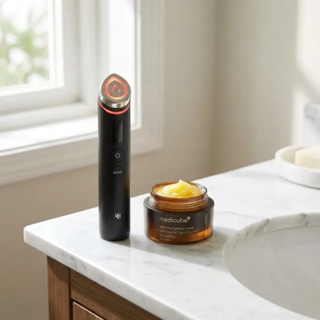 Medicube Booster Pro + Deep Vita C Golden Capsule